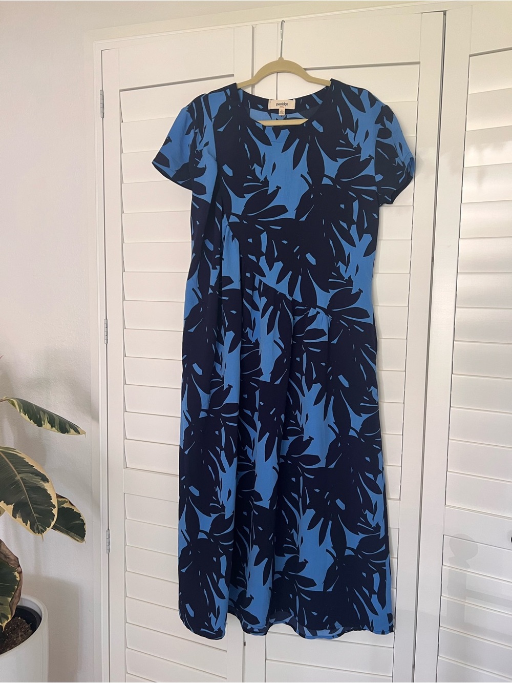Anthropologie Blue and Navy Leaf-Print Short Sleeve Midi Dress